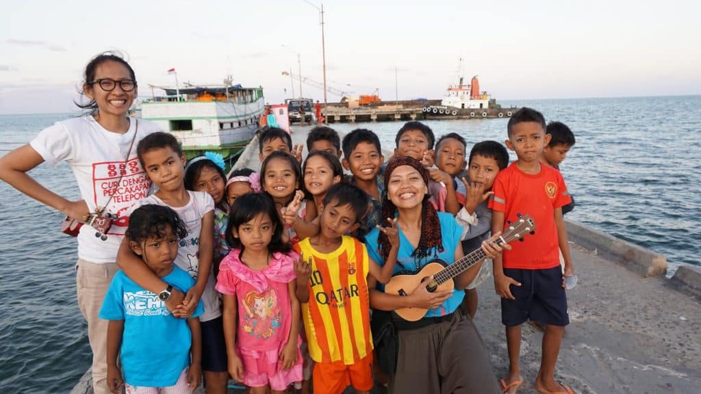 Foto bersama seusai membuat lagu dengan anak anak Buranga, Kaledupa