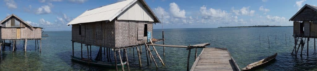 Kampung Bajo Sama Bahari. Mereka membangun rumah kayu bertiang tinggi di atas air. Suku Bajo adalah satu dari sekian banyak suku di Nusantara dengan kearifan lokal yang mengagumkan untuk hidup berdampingan dengan laut.