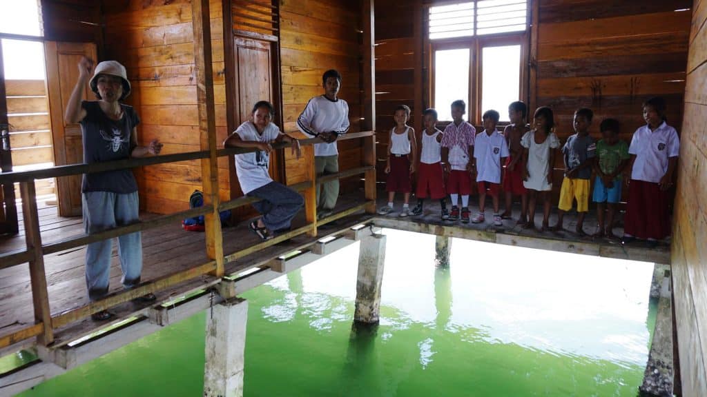 Tempat Tetangga Pak Gesang berlatih bersama anak anak Kampung Bajo Sama Bahari, yang merupakan sebuah perpustakaan kecil yang sudah tidak difungsikan lagi. Arum Tresnaningtyas Dayuputri
