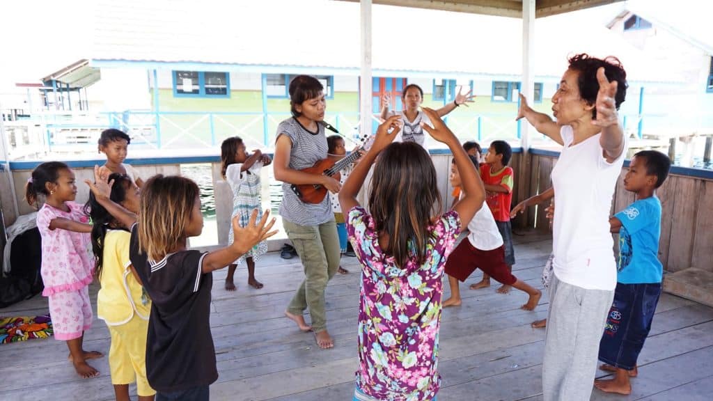 Suasana berlatih, bermain dan bernyanyi dengan anak anak Bajo Sama Bahari. Kami berkolaborasi dengan Retno Sayekti Lawu yang juga merupakan salah satu peserta Ekspedisi untuk membantu dalam tariannya.