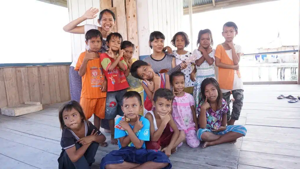 Foto bersama seusai berlatih bernyanyi dengan anak anak Kampung Bajo Sama Bahari.