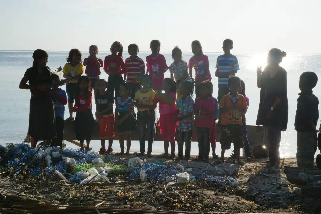 Pentas bersama anak anak Buranga di Pantai Sombano menyanyikan lagu Makan Ikan.Pentas ini ditonton oleh peserta ekspedisi yang lain, rombongan tamu media dari Jakarta dan masyarakat sekitar. 