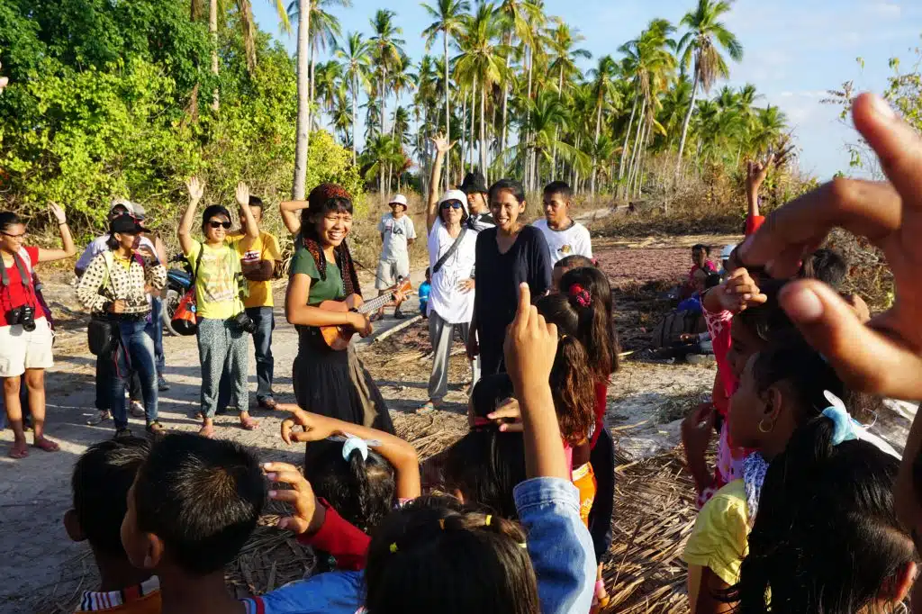 Pentas bersama anak anak Buranga di Pantai Sombano. Kami dan anak anak pun mendekat , berinteraksi dengan penonton dan kemudian bernyanyi bersama.Pentas ini ditonton oleh peserta ekspedisi yang lain, rombongan tamu media dari Jakarta dan masyarakat sekitar. 