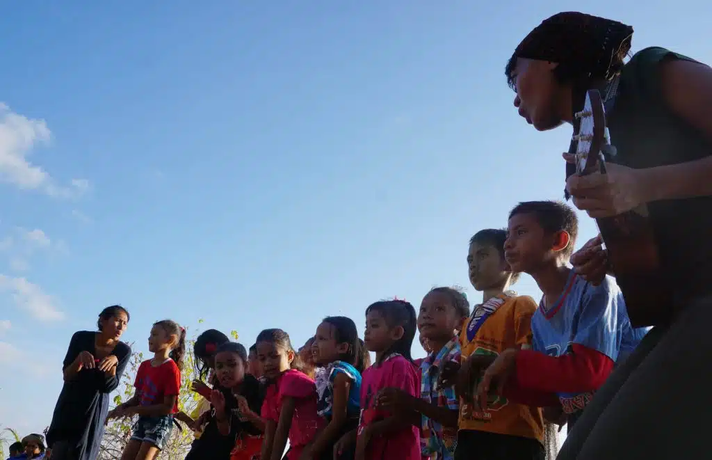 Ekspresi anak anak saat menyanyikan lagu Wakikuk di Pantai Sombano, Kaledupa. Lagu Wakikuk bercerita tentang mitos makhluk gaib bertubuh kerdil yang selalu bergerombol, namun baik hati dan tidak mengganggu