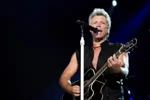 Jon Bon Jovi membuka konser dengan lagu pertama That's The Water Made Me. (Amozy Audrey)
