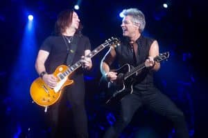 Jon Bon Jovi berduet dengan pemain gitar tambahan, Matt O'ree dalam konser di Jakarta. (Amozy Audrey)