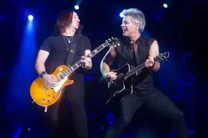 Jon Bon Jovi berduet dengan pemain gitar tambahan, Matt O'ree dalam konser di Jakarta. (Amozy Audrey)