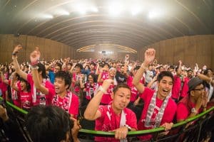 Meriahnya para penonton yang kompak berseragam dan meneriakkan yel-yel khas Jepang. (Hasan Yahya)