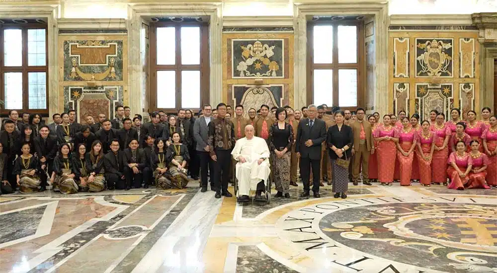 Jakarta Concert Orchestra dan Batavia Madrigal Singers bersama Paus Fransiskus di Istana Apostolik Vatikan