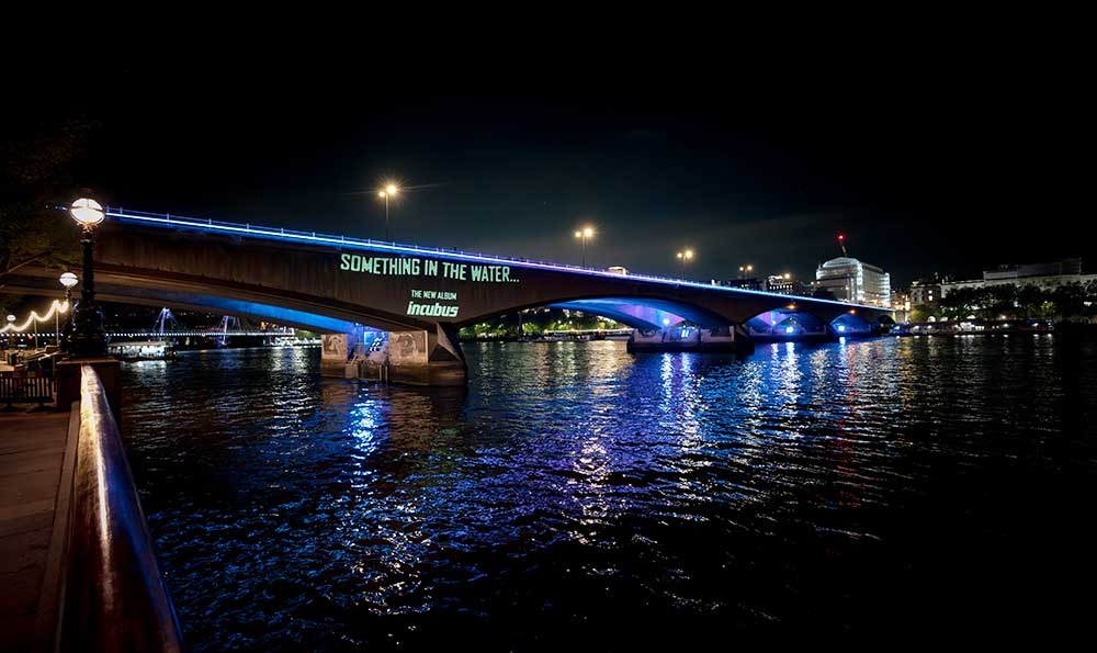 Incubus Album Something In The Water proyeksi di sepanjang Sungai Thames