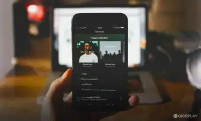 Mendengarkan musik dari platform Streaming Musik