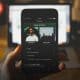Mendengarkan musik dari platform Streaming Musik