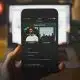 Mendengarkan musik dari platform Streaming Musik