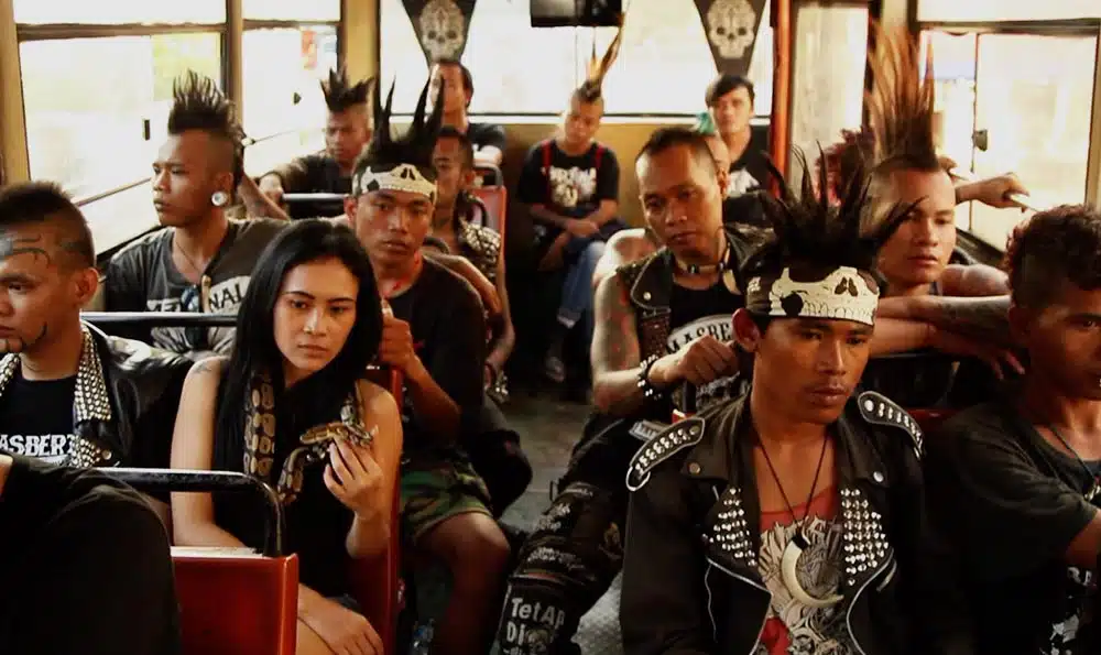 Punker dengan gaya rambut mohawk