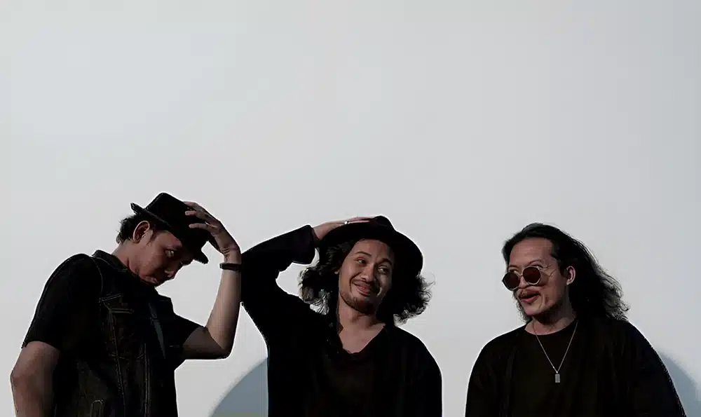 Dualima Duapuluh Band
