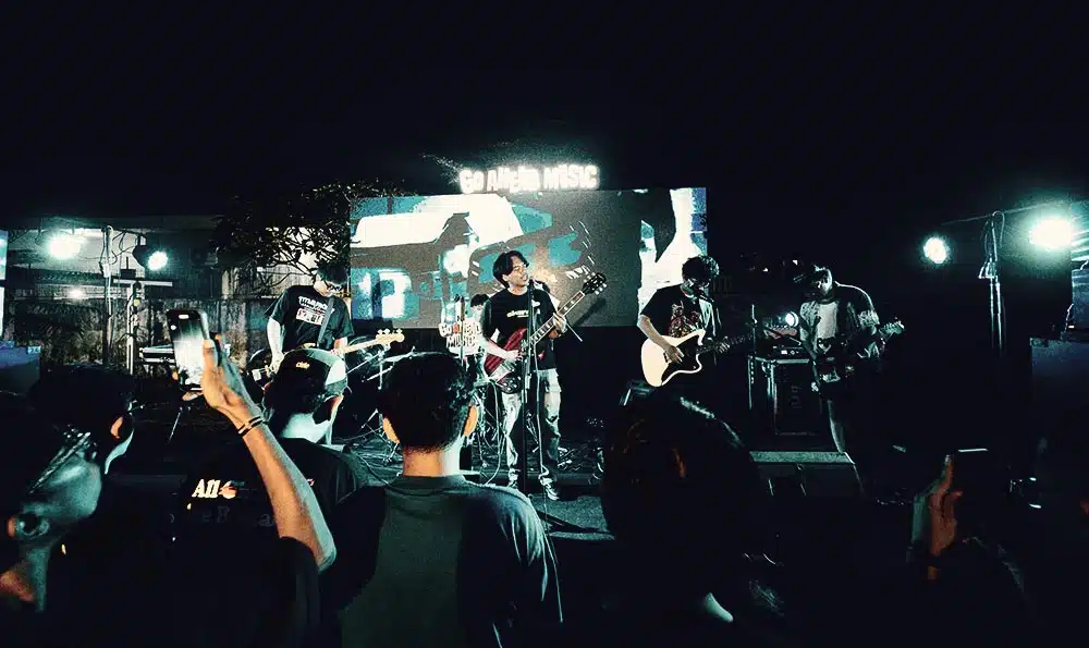 Band Supersonic Bloom Live