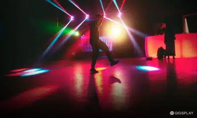 Menari dengan iringan musik elektronik