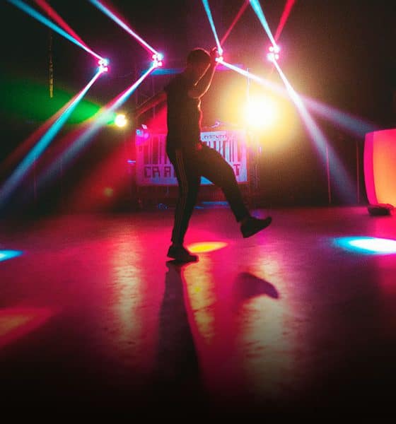 Menari dengan iringan musik elektronik