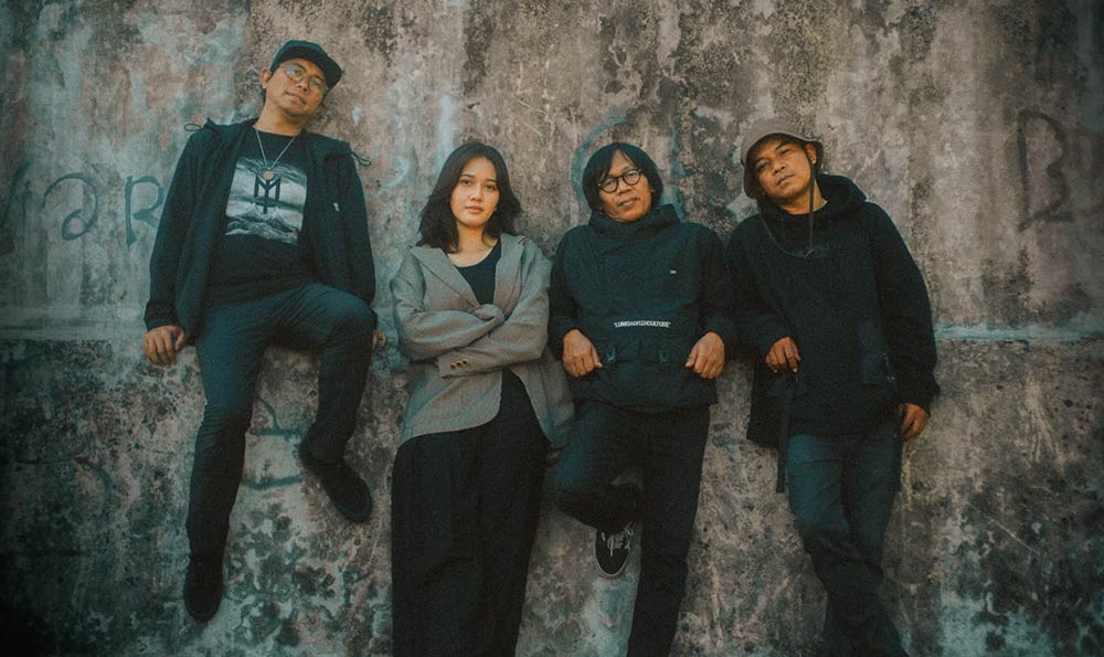 Band Cherry Bombshell