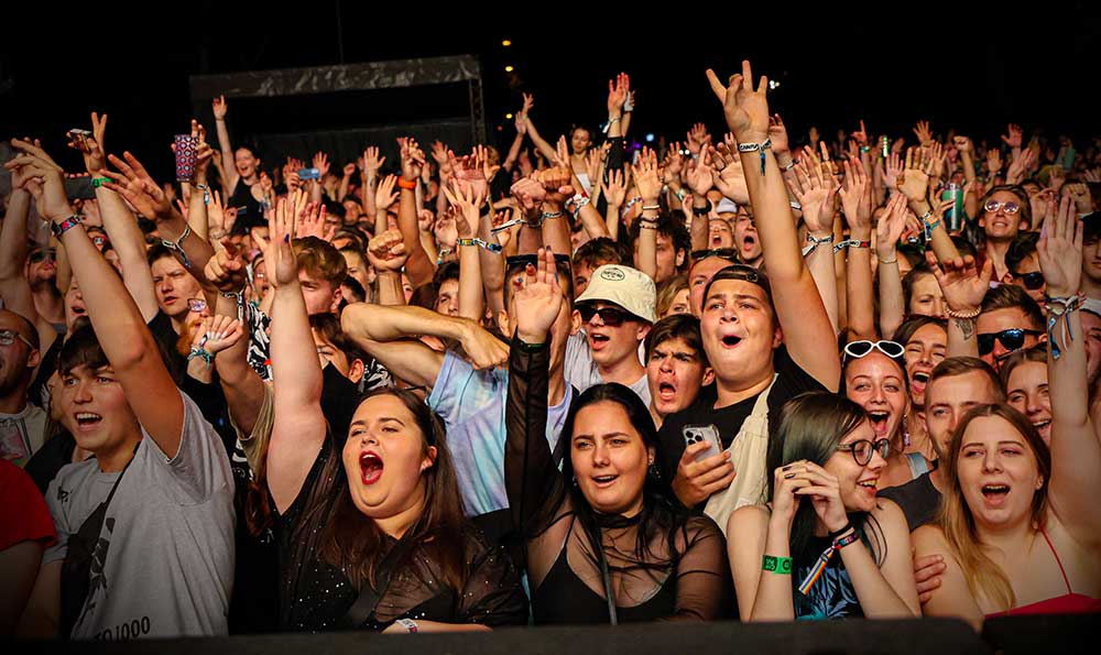 Para penonton konser musik