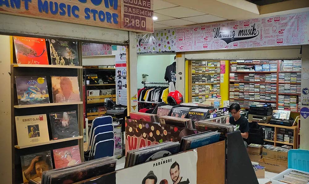 Toko rilisan fisik kaset piringan hitam dan cd